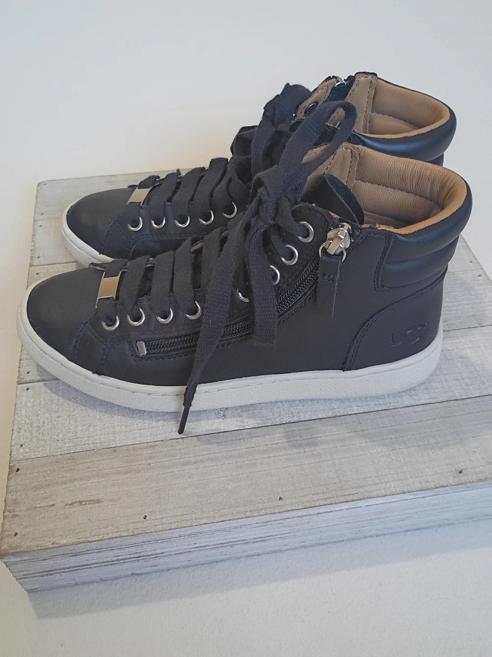 UGG Olive women's high-top sneakers in black leather With Side Zipper Size 5